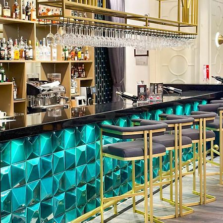 Ramada By Wyndham Istanbul Merter Exterior foto The bar at the 2019 edition of the World Economic Forum