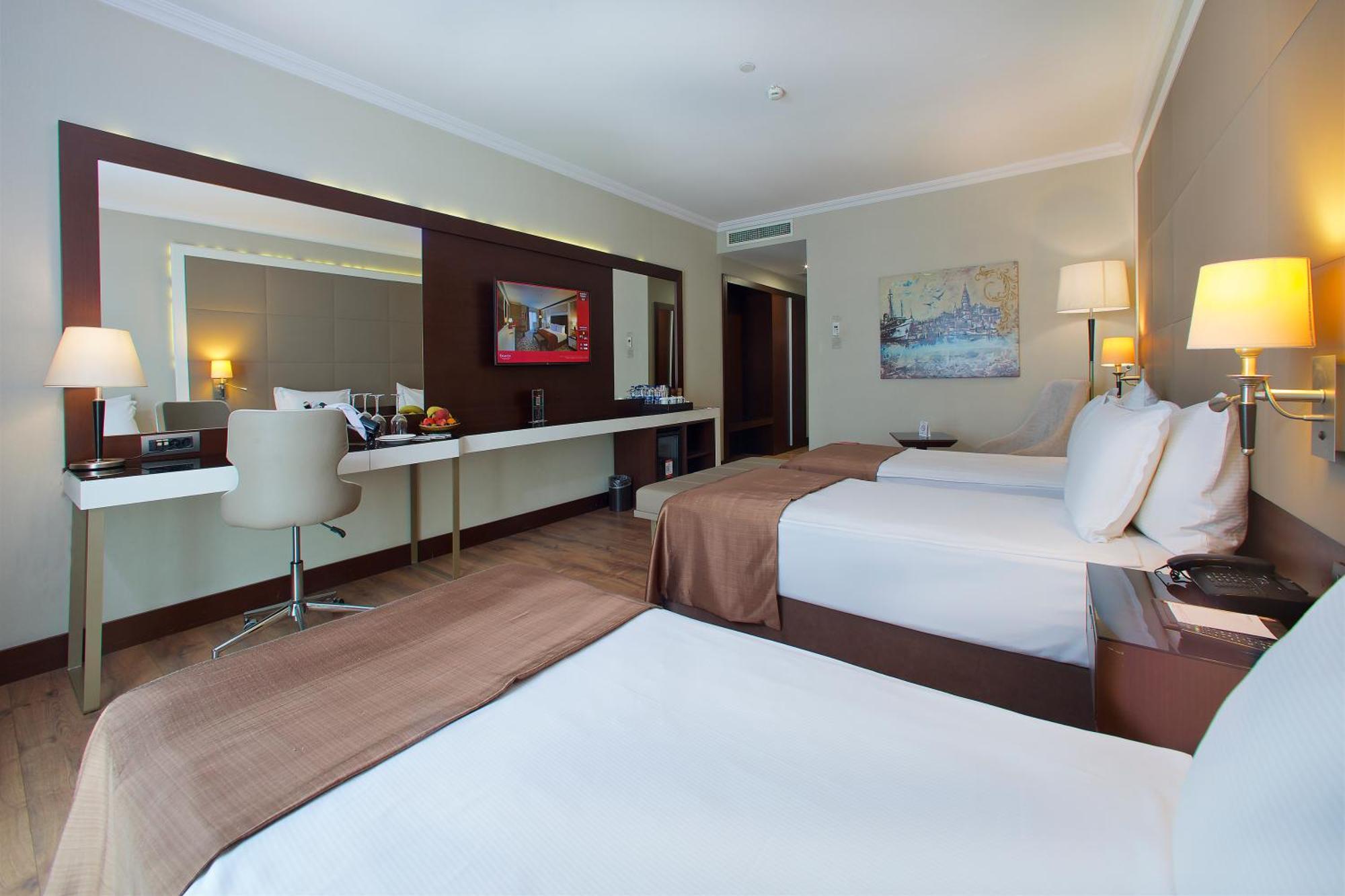 Ramada By Wyndham Istanbul Merter Exterior foto A room at the hotel
