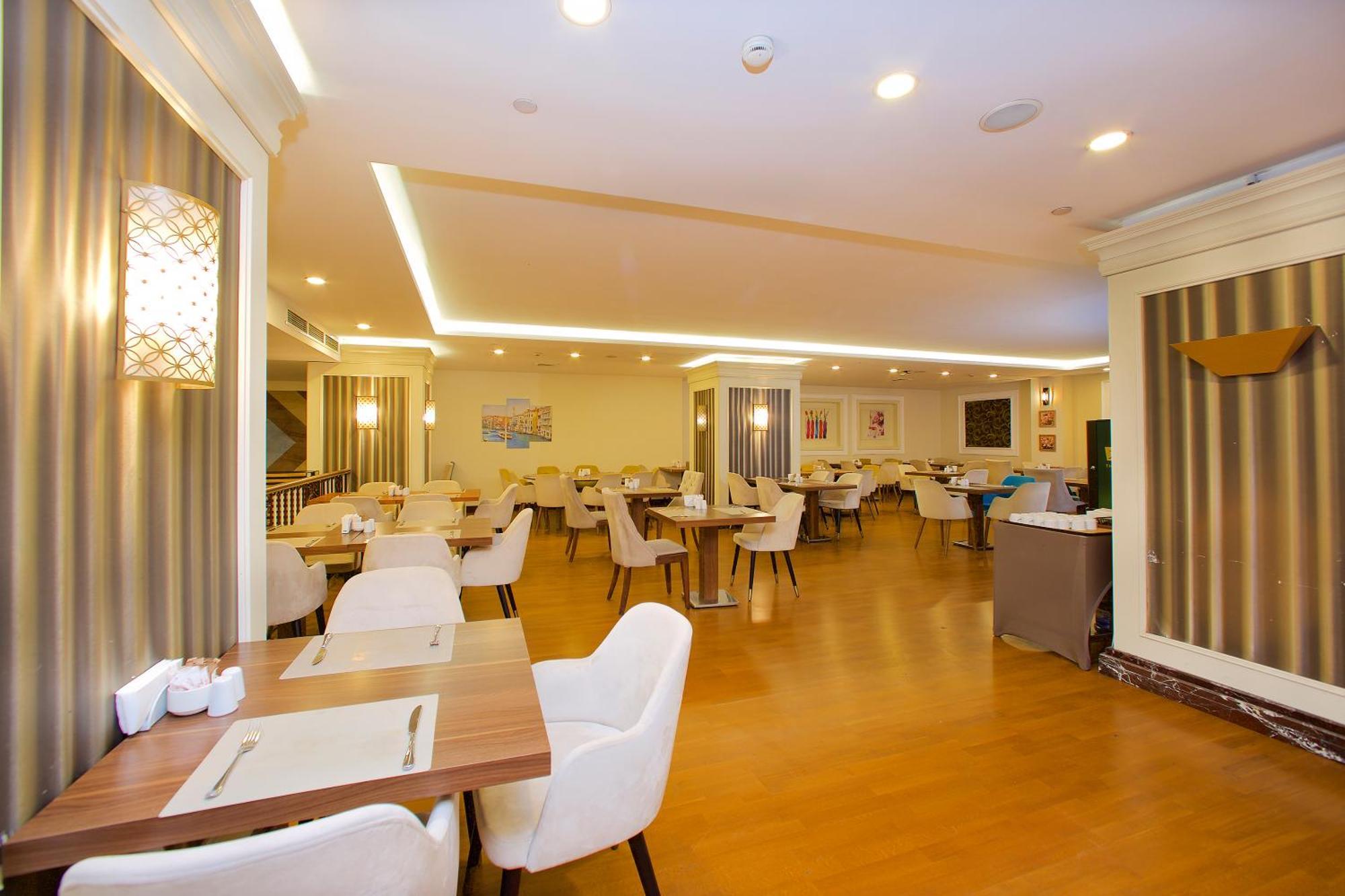 Ramada By Wyndham Istanbul Merter Exterior foto Restaurant