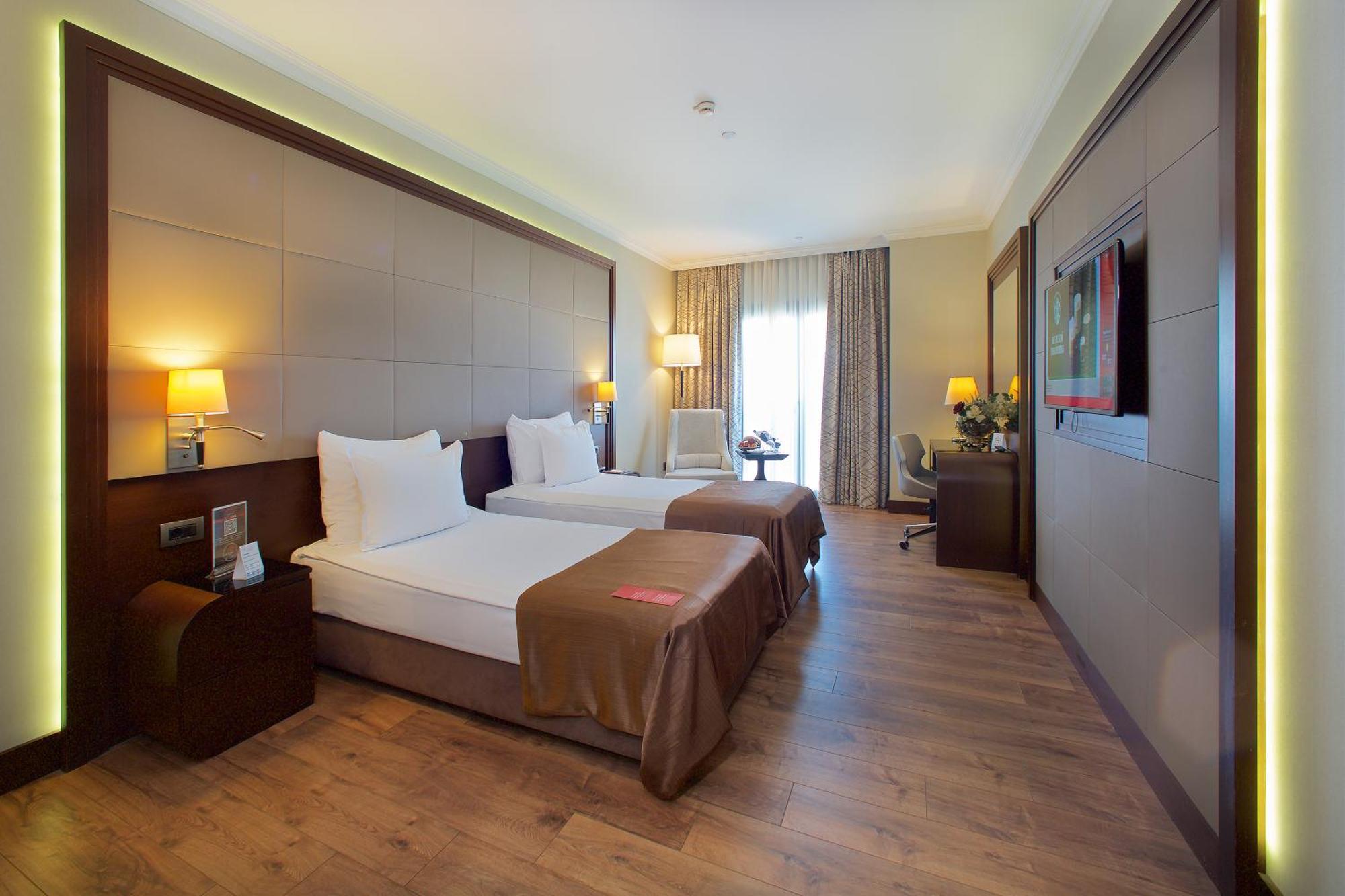 Ramada By Wyndham Istanbul Merter Exterior foto A room at the hotel