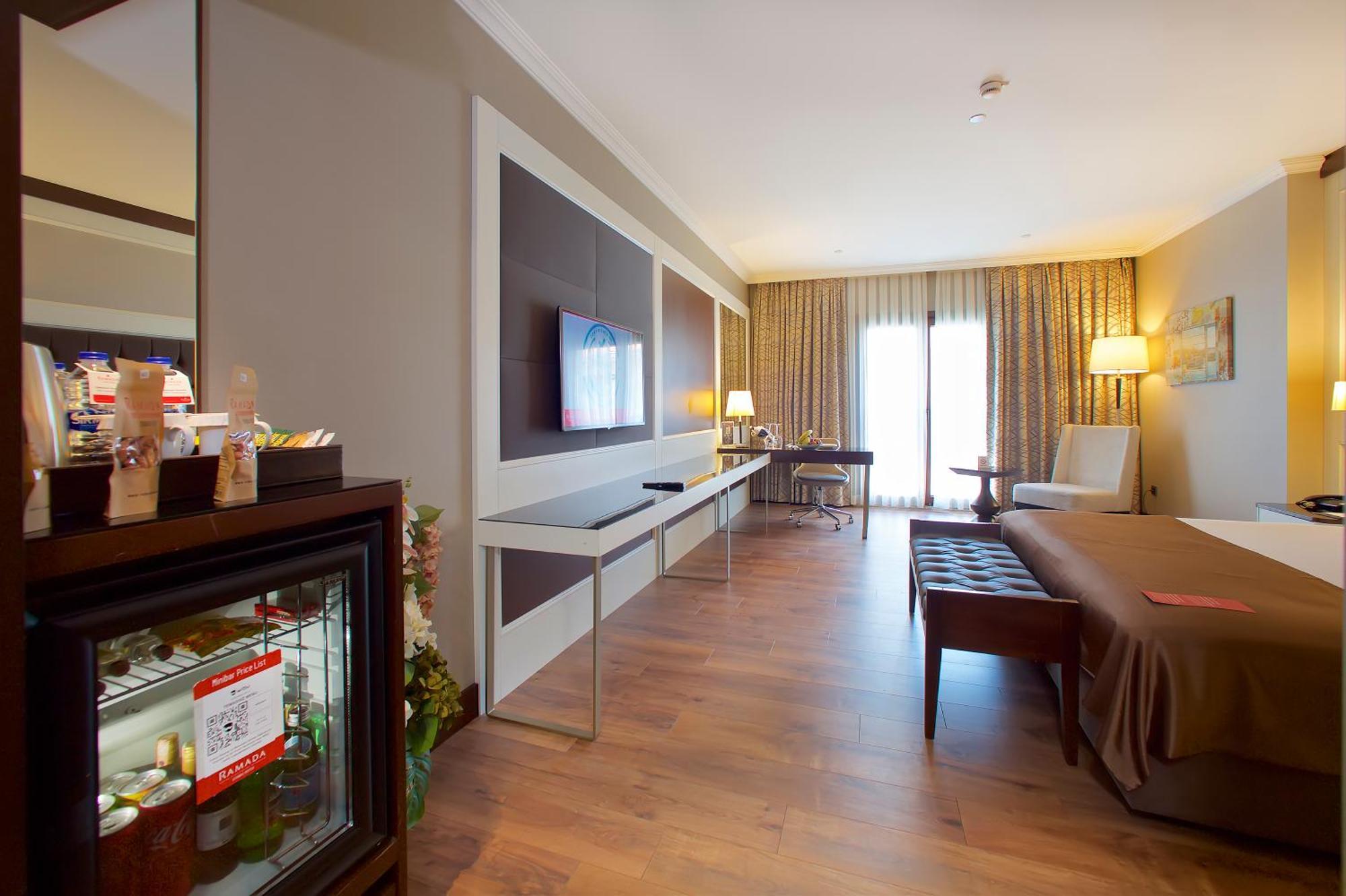Ramada By Wyndham Istanbul Merter Exterior foto A room at the hotel