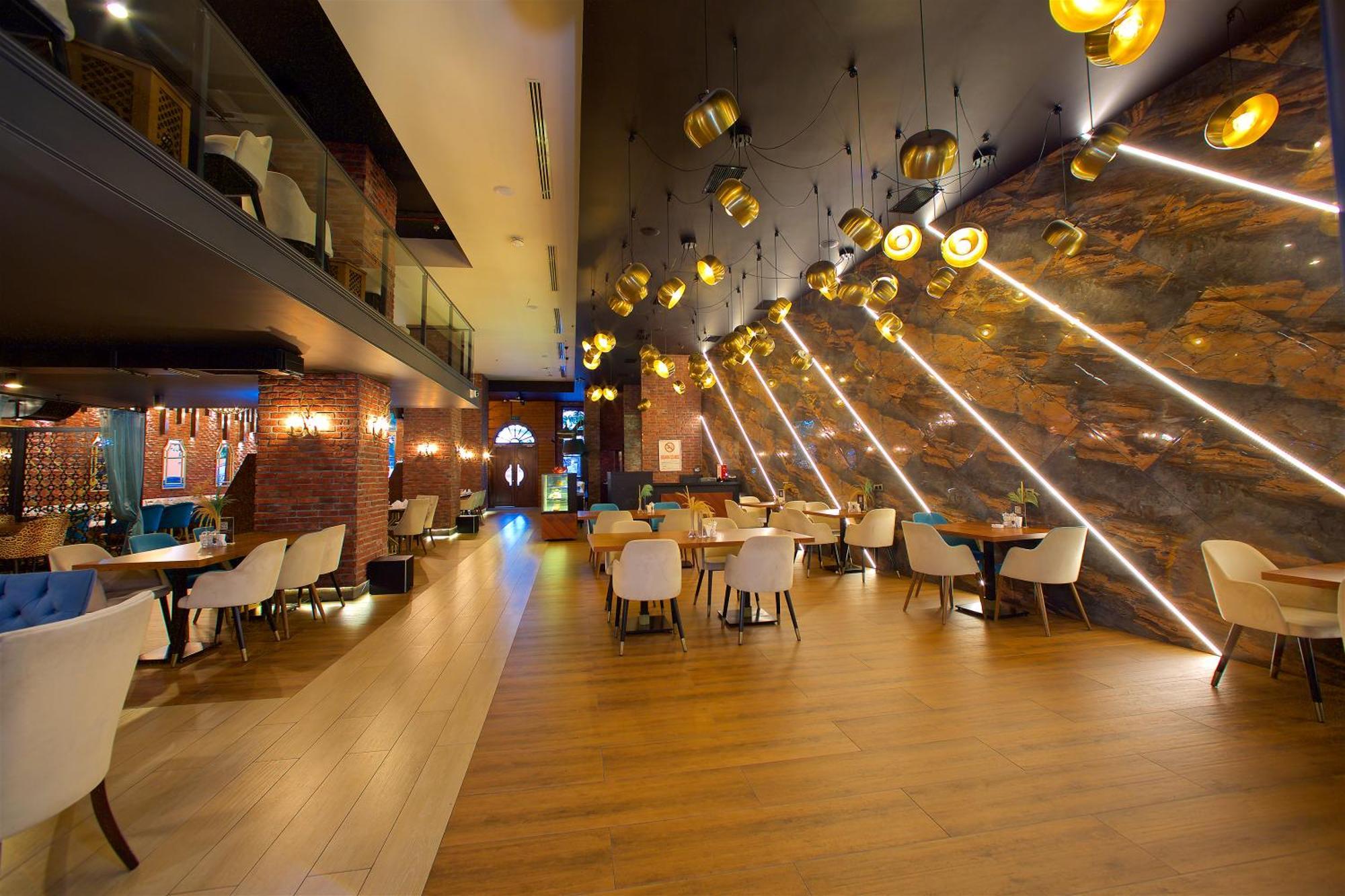 Ramada By Wyndham Istanbul Merter Exterior foto Restaurant in the hotel