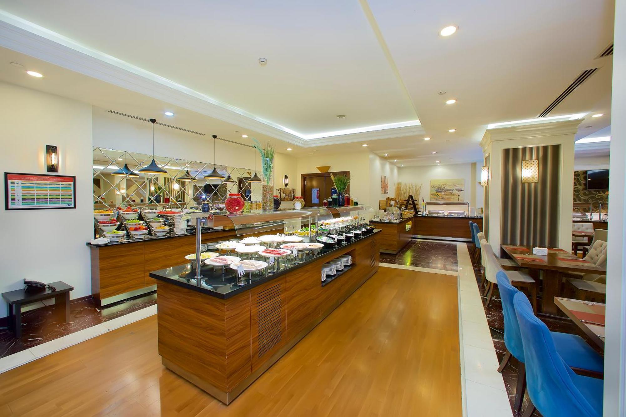 Ramada By Wyndham Istanbul Merter Exterior foto The buffet at the hotel