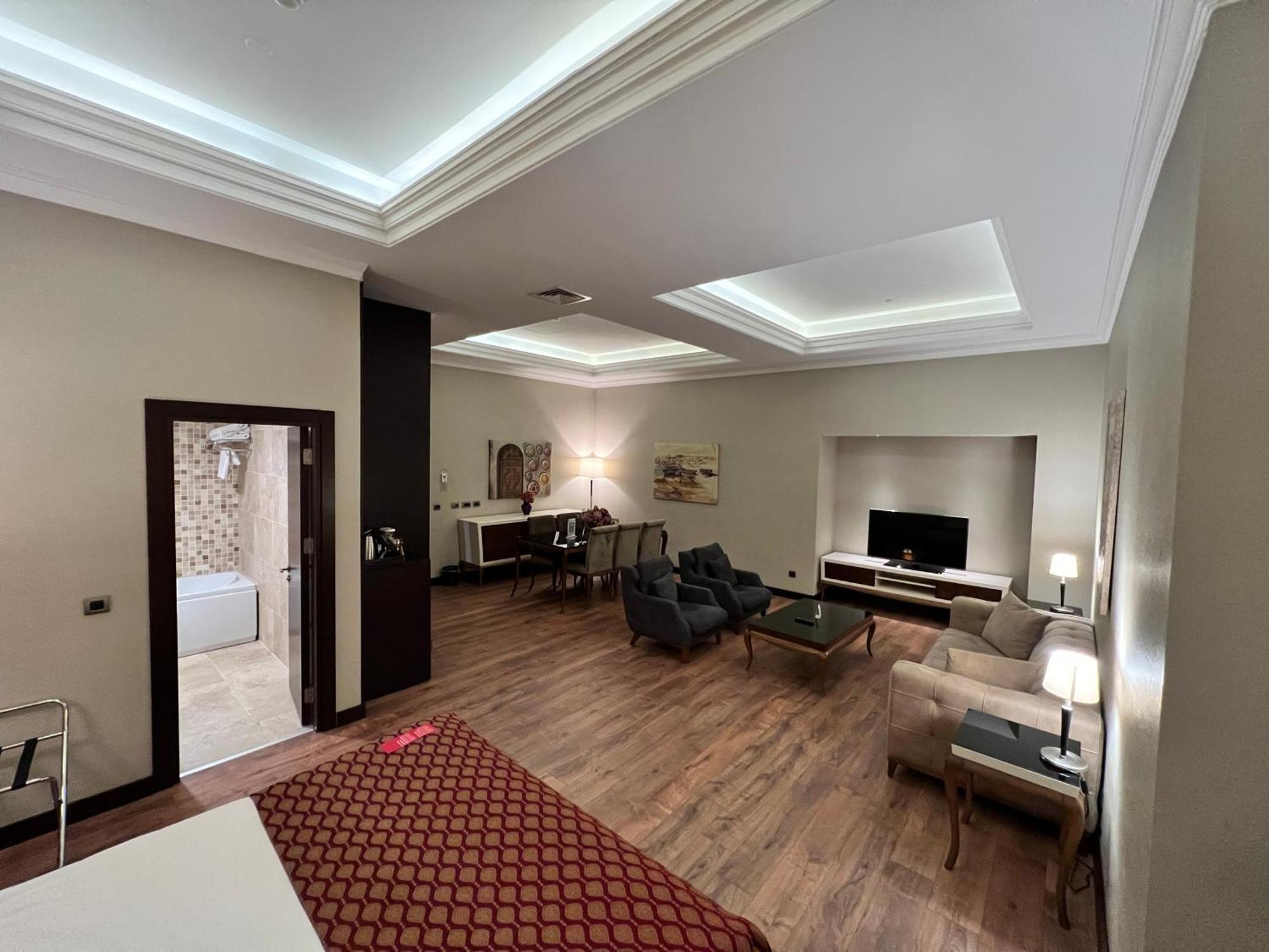 Ramada By Wyndham Istanbul Merter Exterior foto Suite at the hotel