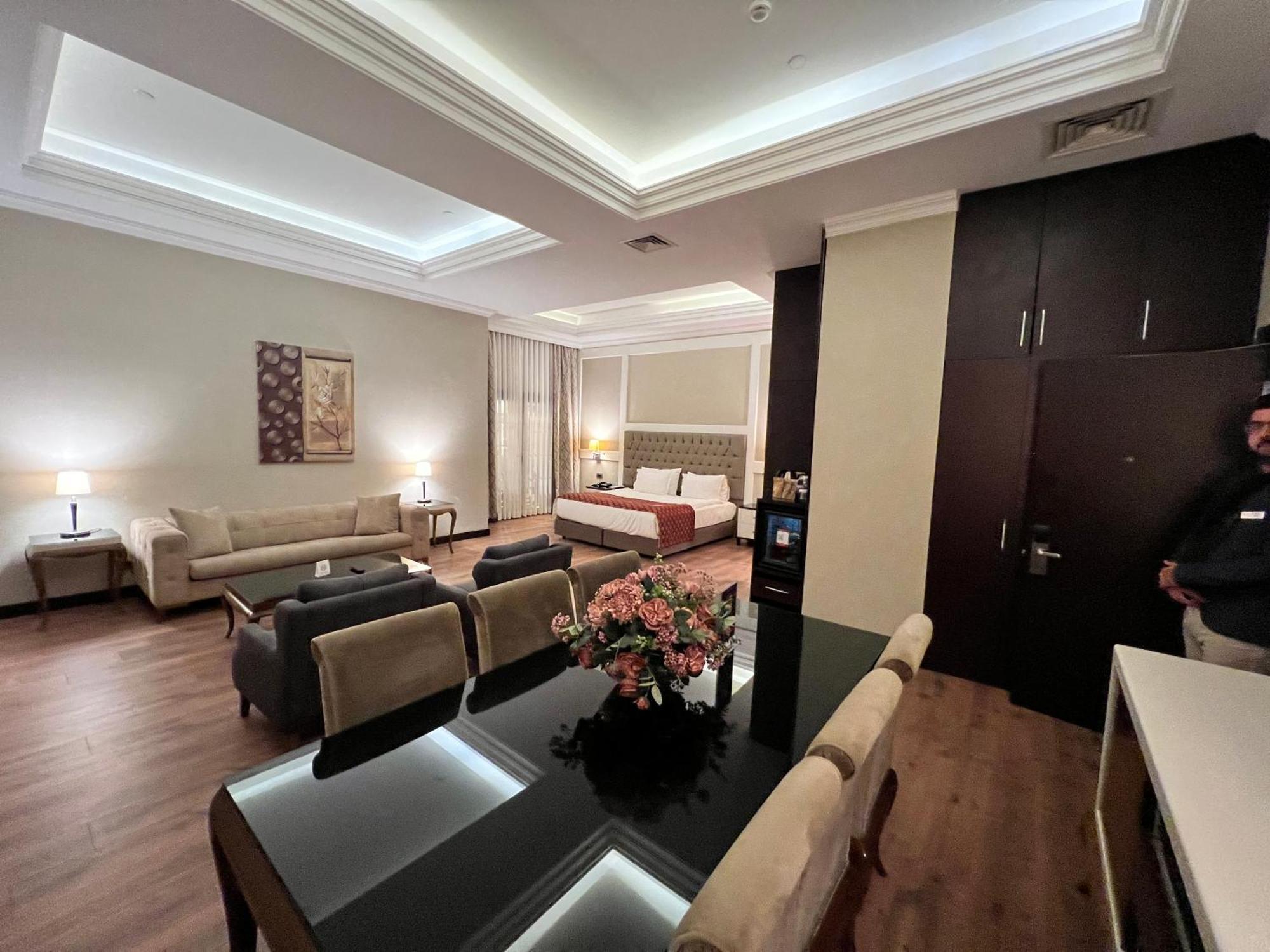 Ramada By Wyndham Istanbul Merter Exterior foto Suite at the hotel